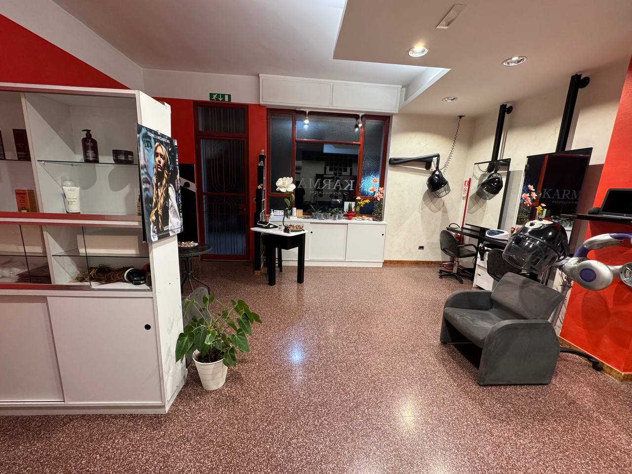 Vista interna del salone Karma Parrucchiere